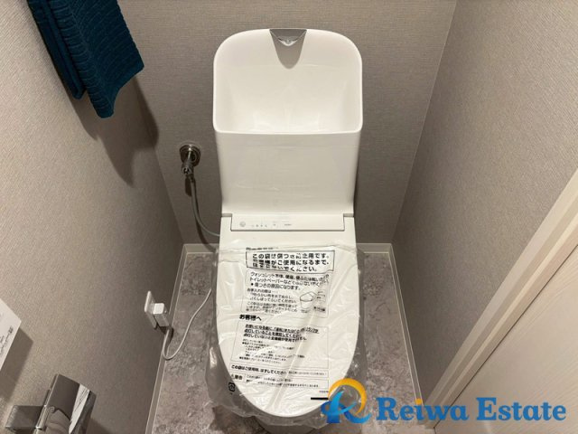壁掛けタイプの温水洗浄便座付きです◎