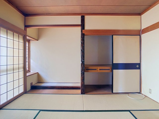 大きな押入と床の間のある和室