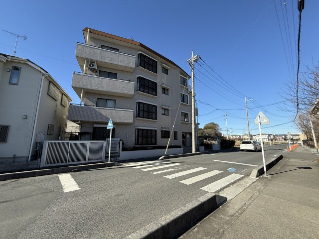 小学校・中学校が近く通学も安心♪