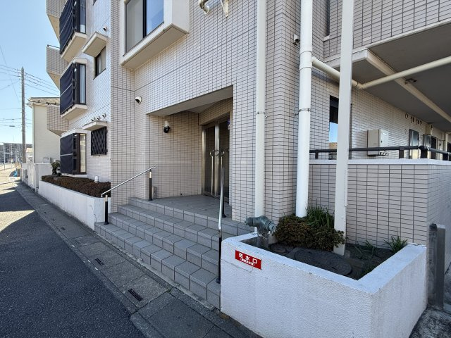 外壁タイル張りで重厚なマンション