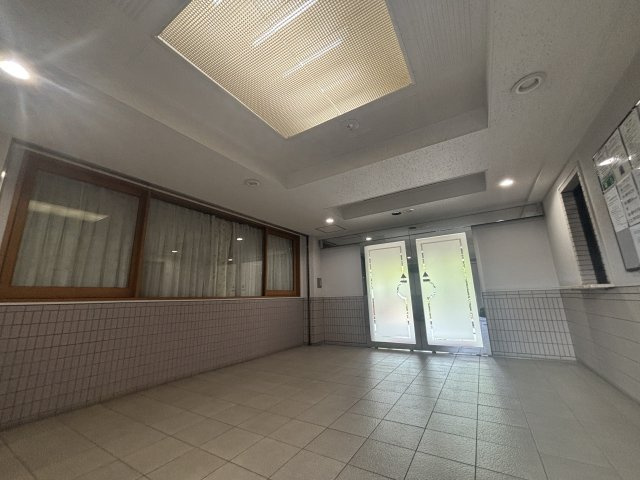 落ち着いた雰囲気が漂うマンションのエントランス。綺麗に管理されています。