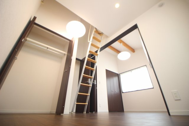 8.2帖洋室はドアと収納が2つずつあるので壁を造作すれば2部屋に分けられます。上部にはロフトあり！