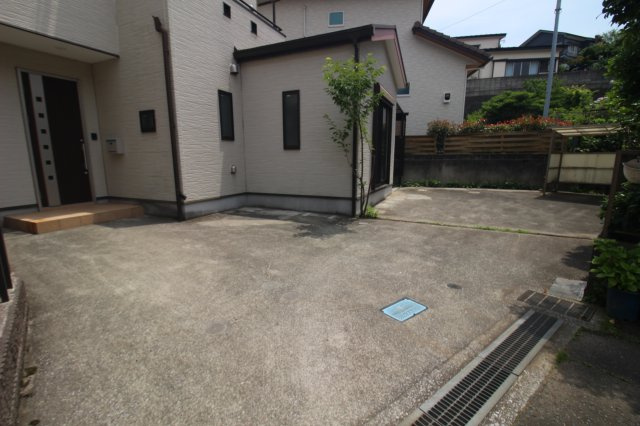 カースペースはL字型に2台分。ゆとりある広さになっています