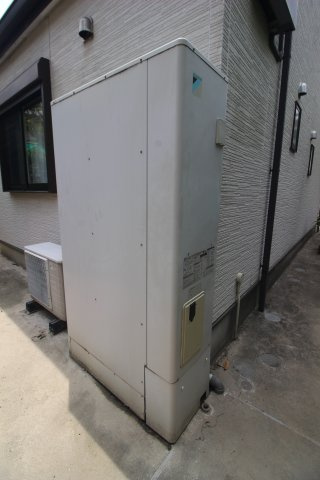オール電化のお家なので大きなエコキュートが設置されています