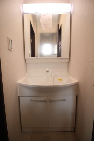2階のトイレ前にも独立洗面台があります。混雑しがちな朝の時間にも助かりますね