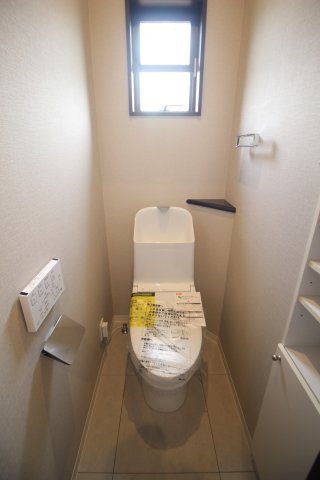 2か所のトイレももちろん新品！温水洗浄便座付きで、2階には小物入れも設置されています