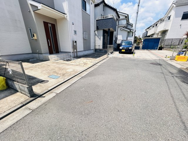 前面道路は5ｍ☆すれ違いも楽々です♪