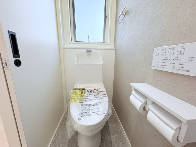 2階にもトイレを設置しており、朝の忙しい時間帯や就寝時も階段の上り下りが不要で便利です。窓付きのため自然換気ができ、明るく清潔感のある空間を保ちやすいのも魅力。ご家族の人数が多いご家庭でも快適です。