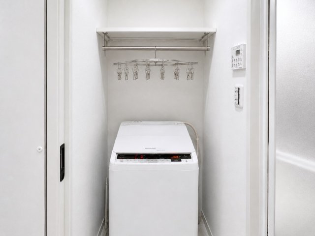 脱衣場には洗濯機置場をゆとりをもって確保しており、毎日の洗濯作業もスムーズに行えます。洗濯機上部には棚が設けられているため、洗剤やランドリー用品などを整理しやすく、限られたスペースを有効活用できます。