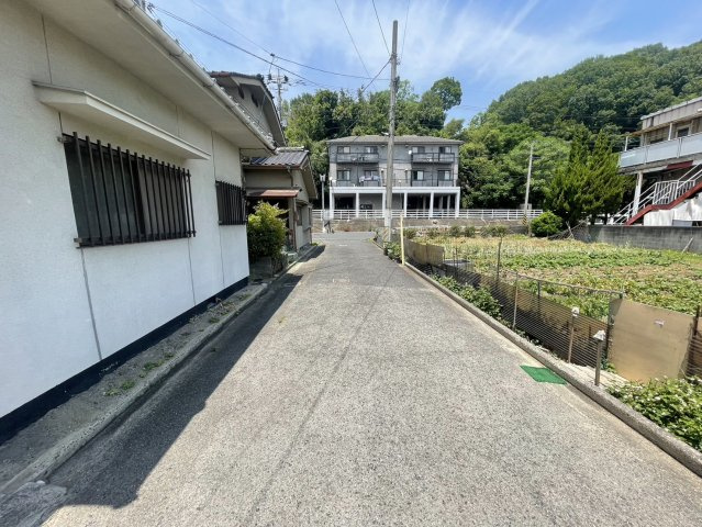 前面道路は車の通行が少なく、静かで落ち着いた住宅環境。周辺には畑や自然が広がり、日当たりや風通しも良好。小さなお子様のいるご家庭にも安心です。周囲の緑や環境を活かした、ゆとりある暮らしが叶います。