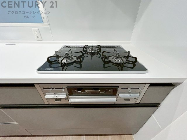 多数の調理器具を同時に使用でき、料理の効率化が可能。省エネで節約になり、様々な料理スタイルに適応できます。また、火力調整が独立しており、手入れや掃除もしやすく、今よりもっとお料理が楽しくなるかも。　