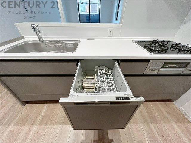 手洗いに比べて時間や労力を節約できることです。また、高温のお湯で洗浄されるため、雑菌や細菌を殺菌する効果もあります。さらに、乾燥機能があるため、手で拭く手間も省け衛生的に保管できます。　