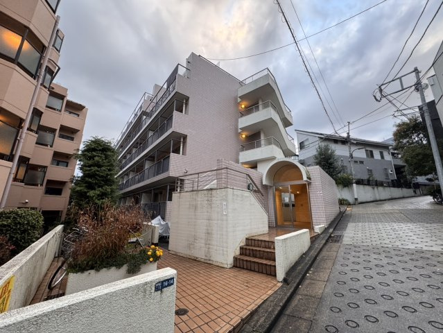 早稲田通りから一歩入った閑静な住環境