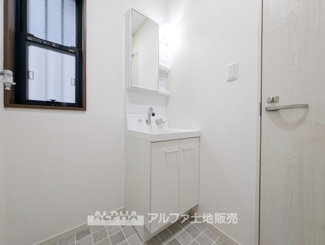 【Wash　Basin】◆独立洗面台◆洗面スペースを独立して確保。朝の身支度から帰宅後の手洗いまで、毎日の生活で使いやすい空間です。
