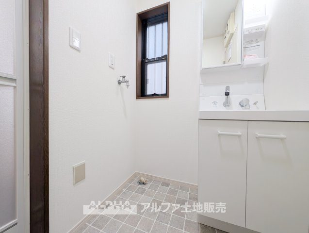 【Powder　Room】◆洗面化粧台◆シャワー水栓を交換予定。洗髪や身支度、お掃除など用途に合わせて使いやすい洗面スペースです。