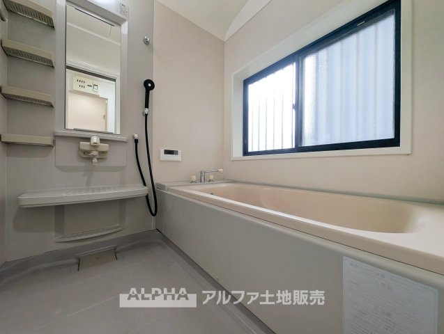 【Bathroom】◆浴室◆一日の疲れを癒やすバスルーム。窓が設けられているため、入浴後の換気にも配慮された空間です。