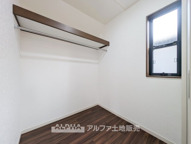 【Storage】◆収納充実◆WICやクローゼットに加えて屋根裏収納も確保。衣類から季節用品まで、用途に合わせて整理できます。