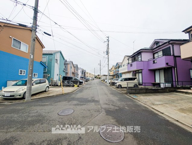 【Exterior】◆南側約6m公道◆道路幅が確保された南側道路に面する戸建住宅。陽光を取り込みやすく、明るさを感じられる住まいです。
