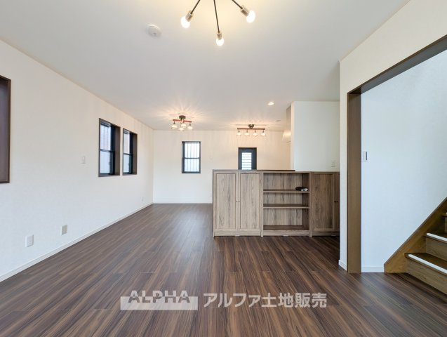 【Bright　Living】◆17.25帖のLDK◆家族が集まるリビングは、家具を配置しても空間を活かしやすい広さ。毎日の団らんを心地よく楽しめます。