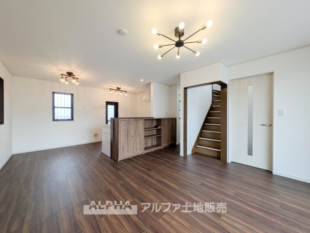 【Open　Living】◆明るいLDK◆窓から自然光が入り、のびやかな印象のリビング。ダイニングとリビングを分けた家具配置もしやすい空間です。