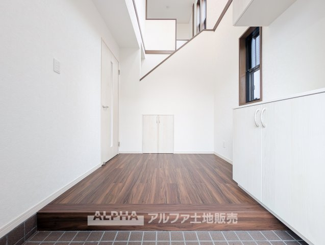 【Entrance】◆吹抜のある玄関◆上方向への広がりを感じられる吹抜を採用。住まいへ入った瞬間から、開放的な雰囲気が広がります。