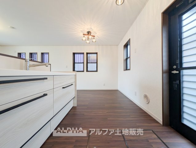 【Kitchen】◆キッチン◆LDKとつながる配置で、料理から配膳までスムーズに行いやすい設計。家族との会話も楽しみながら料理ができます。