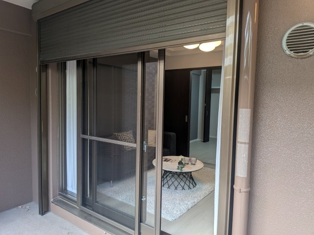 バルコニー面している窓2カ所はなんと電動雨戸♪