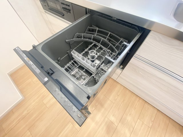 食器洗浄乾燥機付きでめんどうな食器洗いも楽できちゃいます♪コンロは3口なのでお料理もはかどりますよ！