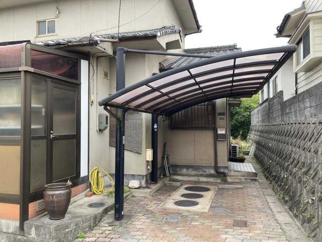屋根付きの駐車スペースが確保されており、大切なお車を雨や直射日光から守ります。玄関までの動線も短く、荷物の出し入れもスムーズ。前面道路との高低差も少なく、日常使いしやすい設計です。