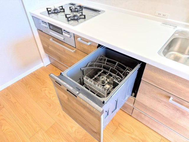 ◆食後の食器洗いは食洗機にお任せ！ご家族と団らんの時間を。家事の時短に効果大の食洗器付き。高温洗浄、節水効果もございます。　