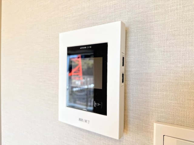 ◆玄関に行かなくても来訪者が確認でき、ハンズフリーで会話をすることが出来ます。モニターを確認する事によって防犯効果も高まります。　