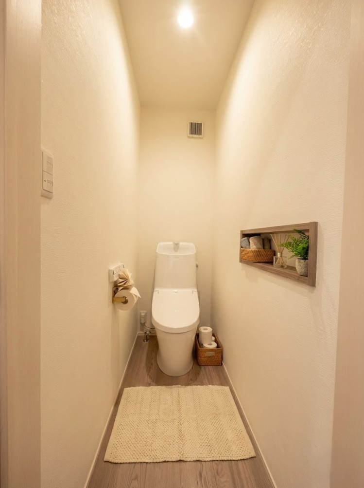 ウォシュレット機能付きトイレです。タオルリングやペーパーホルダーも完備です。※画像はイメージです。