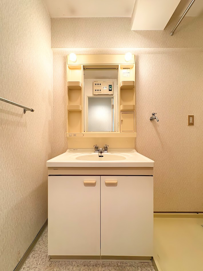 ◆毎日使う場所だから、機能的で使いやすさに配慮したパウダールーム。すっきりと使えるように収納も豊富にご用意しています。