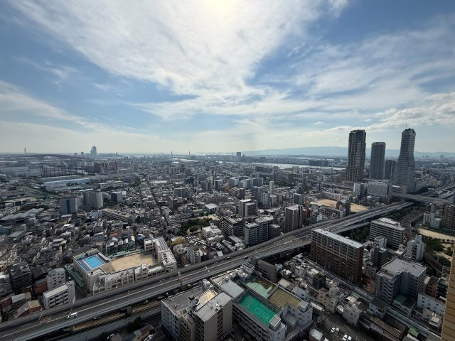 【物件からの展望】周りに高い建物も少なく38階からの大阪の景色を一望できます◎