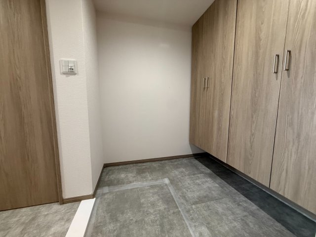 【玄関】靴好きにうれしい下足入れ付玄関！綺麗を保てます◎