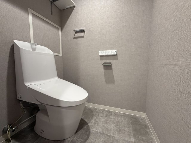 【トイレ】上部棚がありシンプルな作りで無駄のないトイレです！
