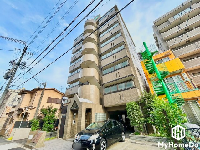 陽光に映える美しい外観。街並みに馴染みながらも、ひときわ目を引く存在感。