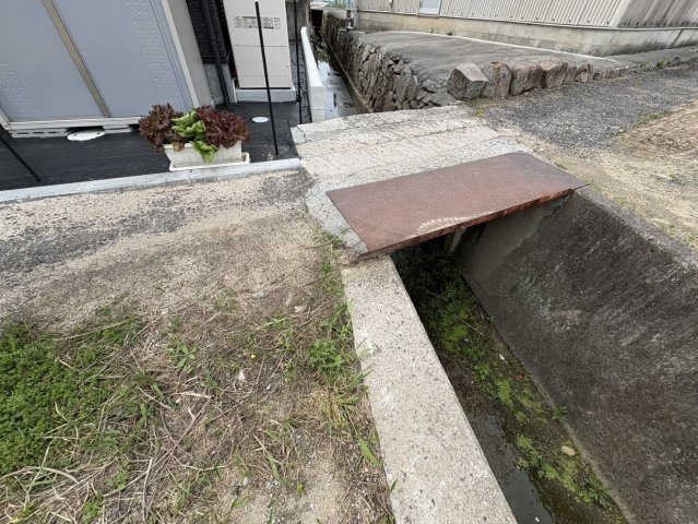 生活利便施設が身近に揃い、日々の買い物に困らない便利な立地が魅力。駅まで徒歩約6分とアクセスも良好で、通勤・通学も快適。さらに小学校まで徒歩約9分、保育所まで徒歩約6分と子育て世帯にも安心の環境です。