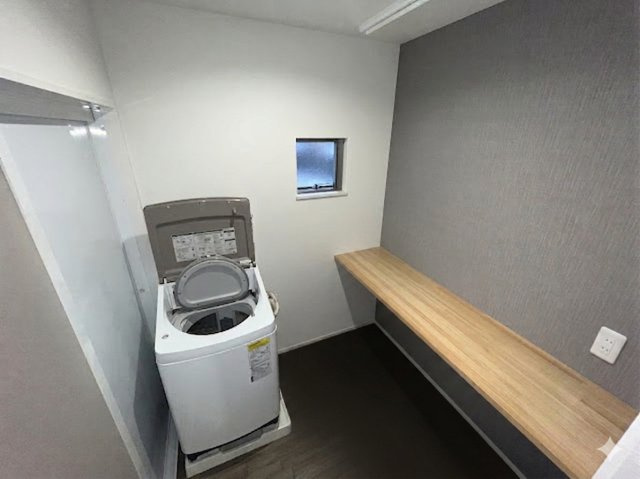 脱衣室兼ドライルーム。カウンター付き！　※AIで家具等を編集しております。