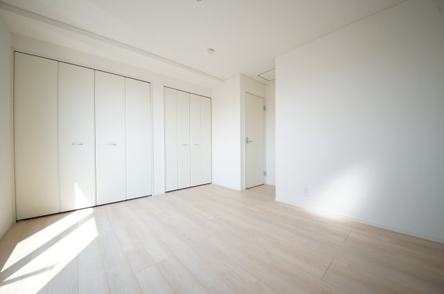主寝室約7.5帖！大きめの寝具を置いても余裕ある広さ