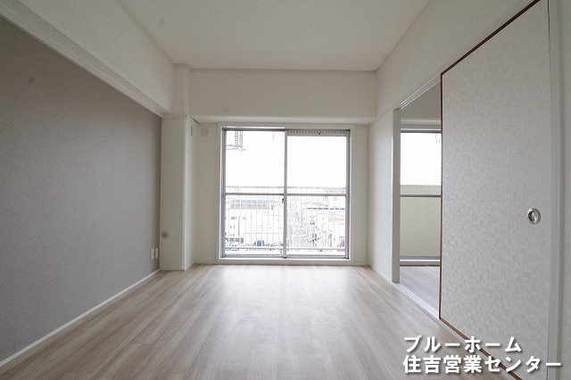 約6帖の洋室です！お部屋には収納や窓があります！