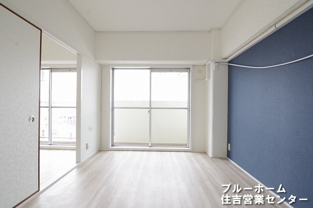 約6帖の洋室です！バルコニーに出入りできる窓があり、明るいお部屋です！