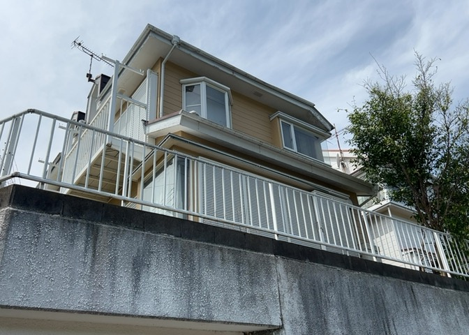 土地の面積＝住宅面積ではありません。建ぺい率の問題などで、土地のある場所によって住宅を建てられる面積は限られています。高さもしかり、「土地」という言葉の中には、建築条件も含まれると考えておきましょう。