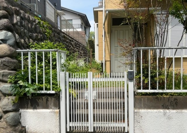 家を建てる場合、方位は要チェックです。現実的に日当たりのよい家ならばリビングは南側、建築基準法でも北側に当たる家への配慮は求められています。土地を見学に行く際は、方位磁針を持って行くようにしましょう。