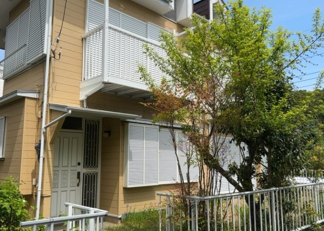 土地を買う際、住む地域の自治体や福祉の補助制度にも注目してみましょう。子供や老人の医療補助やゴミ出しのルールなど、自治体によってルールに大きな違いがあるため、暮らしやすい土地で判断するとよいでしょう。