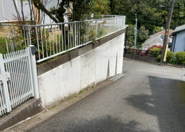 土地の前の道路に消火栓が設置されていることがあります。この場合、道路交通法第45条第1項により、駐車禁止の場所が指定されています。そのため、車庫などの駐車スペースをつくることができない場合があります。