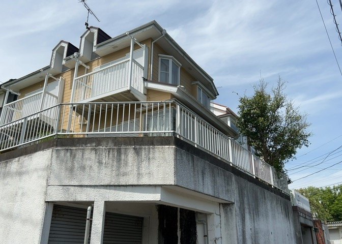 土地購入を検討されている場合、境界杭がない状態で購入してしまうと境界確定測量をする必要があり、費用がかかります。購入の前に、売主、隣土地所有者立ち合いのもと境界を確定し境界杭を設置するのがベストです。