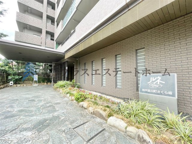 石畳で豪華な印象でお客様をお迎えいたします♪