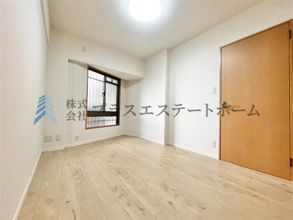 木目調のフローリング材でナチュラルな見た目のため暖かく落ち着いた雰囲気のお部屋です♪