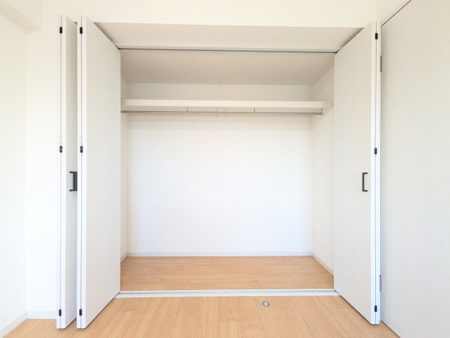 南側洋室にあるクローゼット。北側壁一面クローゼットになっているため収納力もバッチリ！